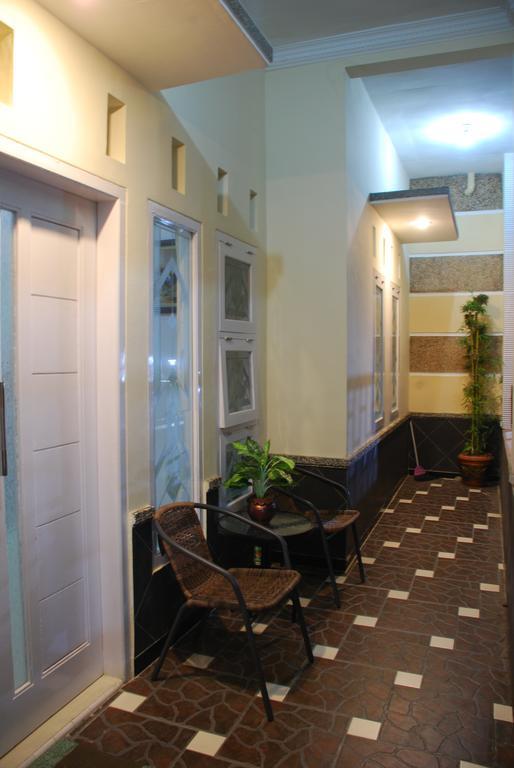 Griya Nelwan Guest House Маланг Екстериор снимка